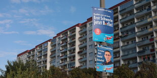 AfD-Wahlplakate vor Plattenbau