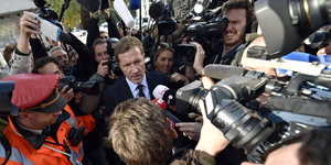 Paul Magnette, Ministerpräsident der Wallonie, ist umringt von Journalisten
