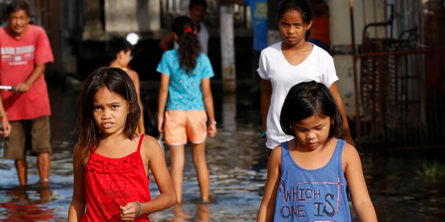 Philippinische Mädchen stehen auf der Straße