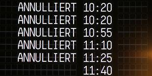 Anzeigetafel mit anullierten Flügen
