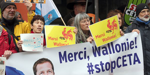 Menschen bei einer Demonstration gegen CETA die den Walloniern auf Plakaten danken