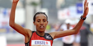 Fate Tola läuft beim Wien-Marathon 2012 ins Ziel, sie wirft die Arme in die Luft
