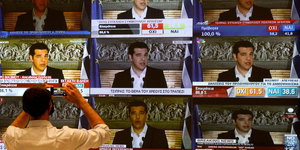 Tsipras ist auf mehreren Fernsehbildschirmen zu sehen