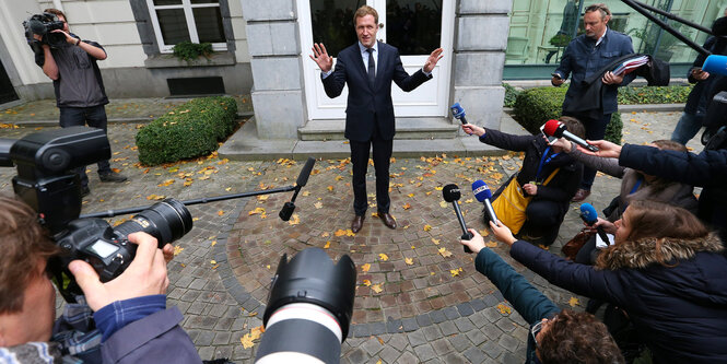 Der Regionalpolitiker Paul Magnett steht vor sehr vielen Journalisten