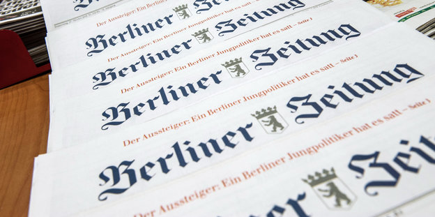Exemplare der Berliner Zeitung auf einem Tisch