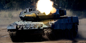 Ein Leopard-Panzer der Bundeswehr schießt auf einem Übungsgelände