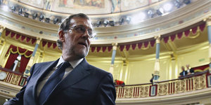 Mariano Rajoy steht im Spanischen Parlamentssaal