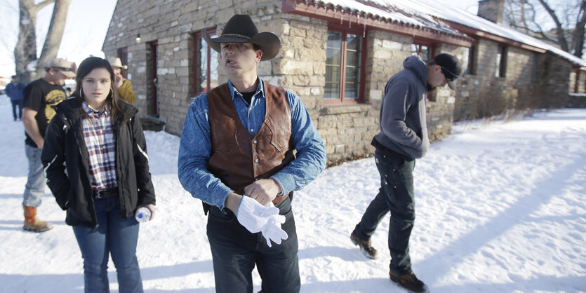 Ryan Bundy läuft mit Cowboyhut durch den Naturpark