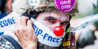 Ein Mann mit Clownsnase demonstriert gegen das Freihandelsabkommen Ceta