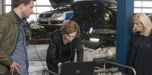 Kommissar Stedefreund und Kommissarin Inga Lürsen sehen zu, wie BKA-Kollegin Linda Selb etwas über das Auto im Hintergrund recherchiert
