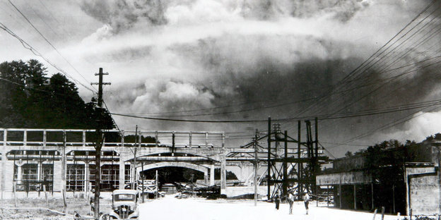 Die Pilzwolke schwebt über Nagasaki im August 1945