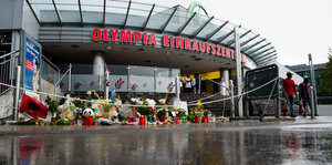 Blumen liegen vor dem Olympia Einkaufszentrum in München