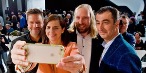 Die Grüne Fraktionsvorsitzende Katrin Göring-Eckardt macht ein Selfie mit Robert Habeck, Anton Hofreiter und Cem Özdemir