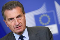 Günther Oettinger vor einer Europa-Fahne