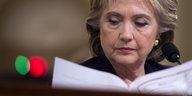 Hillary Clinton liest ein Buch