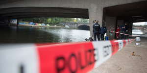 Polizeiabsperrung unter einer Brücke an einem Fluss