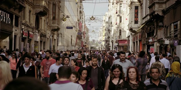Menschen in türkischer Fußgängerzone