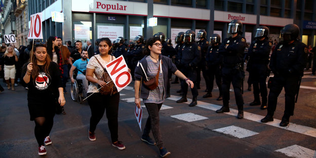 DemonstrantInnen vor PolizistInnen