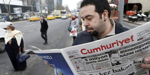 Ein Mann liest die "Cumhuriyet"