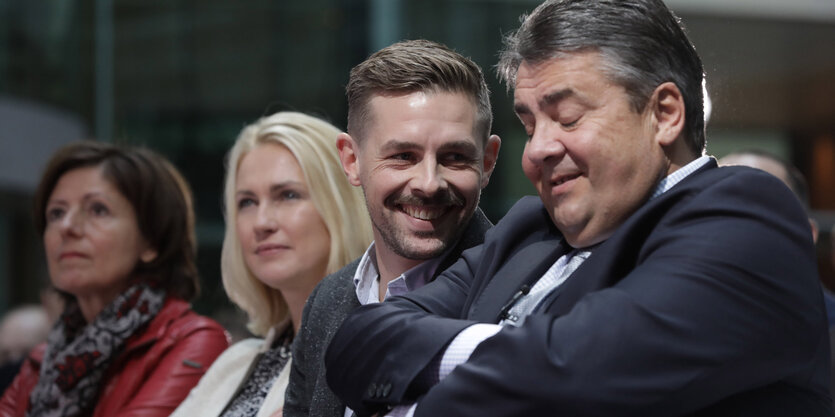 Sigmar Gabriel sitzt mit geschlossenen Augen neben Klaas Heufer-Umlauf. Daneben sitzen Manuela Schwesig und Malu Dreyer