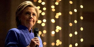 HIllary Clinton guckt besorgt