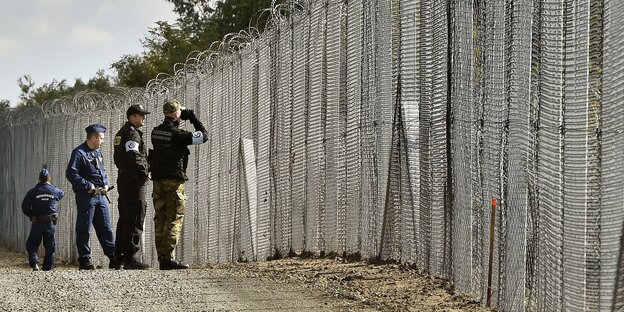 Einige Soldaten an der abgeriegelten serbisch-ungarischen Grenze bei Roszke, 180 Kilometer südöstlich von Budapest