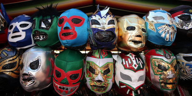 Bunte Lucha Libre Masken in zwei Reihen übereinander