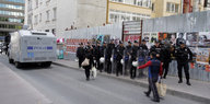 Wasserwerfer und Polizisten vor dem Cumhuriyet-Gebäude
