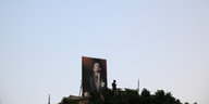 Ein Plakat des Staatsgründers Atatürk vor blassblauem HImmel