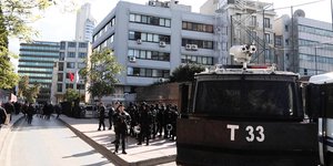 Polizeieinheit mit Fahrzeug vor dem Cumhuriyet-Gebäude am 31.10.2016