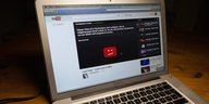Ein Laptop mit einem auf Youtube gesperrten Video auf dem Display
