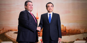 Gabriel und Chinas Premier Le Kequiang mit gefrorenem Lächeln