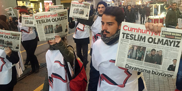 Demonstranten halten eine Ausgabe der Cumhuriyet hoch