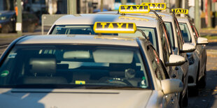 Taxis stehen in einer Reihe am Taxistand