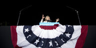 Hillary Clinton ganz klein hinter einem riesigen Rednerpult