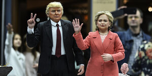 US-Präsidenschaftskandidaten Donald Trump und Hillary Clinton als Puppen