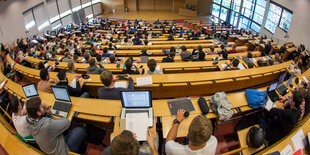 StudentInnen in einem Hörsaal