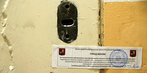 Eine verriegelte Tür mit russischem Siegel