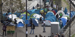 Viele Zelte und Menschen in Paris