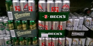 Paletten Dosenbier im Supermarkt