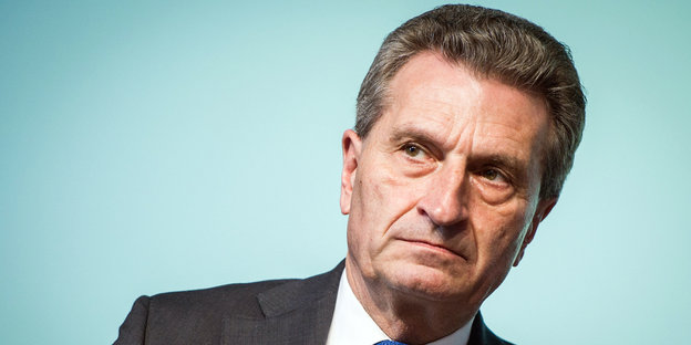 EU-Kommissar Günther Oettinger schaut grimmig in die Kamera