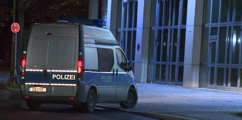 Ein Polizeiwagen im Morgengrauen