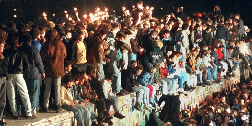 Viele Menschen auf der Berliner Mauer