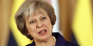 Großbritanniens Premierministerin Theresa May guckt etwas indigniert