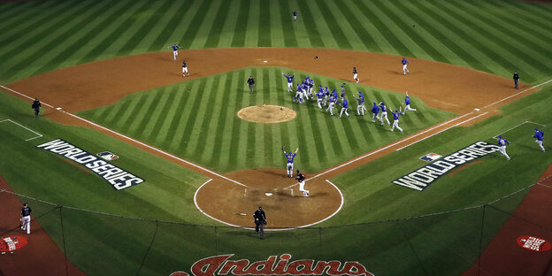 Die Chicago Cubs laufen nach ihrem Sieg aufs Baseball-Feld