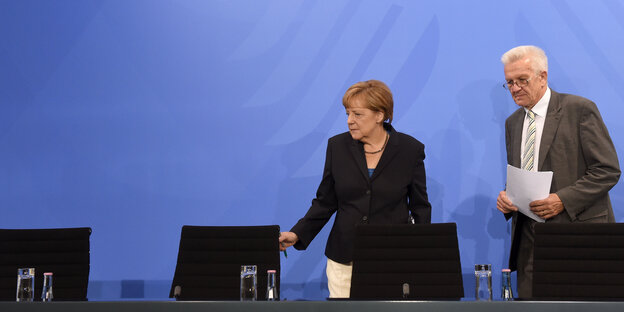 Winfried Kretschmann und Angela Merkel gehen zusammen zu einer Pressekonferenz