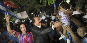 First Lady Rosario Murillo und Nicaraguas Präsident Daniel Ortega lassen sich inmitten einer Menschenmenge bejubeln