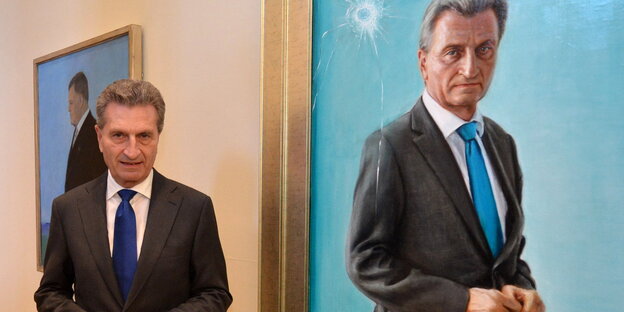 Günther Oettinger steht neben einem Gemälde von Günther Oettinger