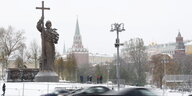 Das Denkmal für Großfürst Wladimir in der Nähe des Kreml. Ein erhobenes Kreuz. Und wenig Leute