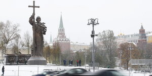 Das Denkmal für Großfürst Wladimir in der Nähe des Kreml. Ein erhobenes Kreuz. Und wenig Leute